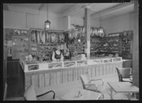 Souvenirbutikken på Stalheim turisthotell. Foto: Nasjonalbiblioteket (1953).
