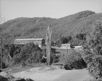 Sivlesteinen ved hotellet med innskripsjonen «Og det er det stora og det er det glupa at merket det stend um mannen han stupa». Foto: Nasjonalbiblioteket (1960).
