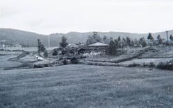 Oversiktsbilde. Veien til Skretteberg gikk igjennom piggtrådsperringen, det var vakter der, så lokalbefolkningen begynte å gå syd for sperringen får å slippe å måtte hilse på soldatene i vaktpoststillingen.