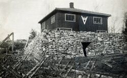 Regner med at dette er tatt kort tid etter 08. mai.45, siden skiltet med swastika fremdeles henger på veggen.