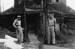 Hjemmestyrkene vokter lytteposten på Skretteberg i mai 1945. Dette er utgangen av boligen som går til tårnet.