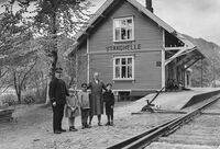 Stasjonsmesterfamilie på Stanghelle. Foto: Enoch Djupdræt/Univ.bibl. i Bergen