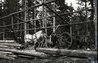 Stasjonærmotor i gårdssag. Vestby 1910.