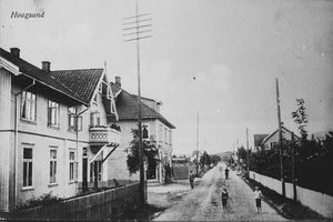 Stasjonsgata med Hokksund Hotell (sf3841).jpg