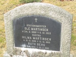 Stasjonsmester Ole Martinsen gravminne.jpg