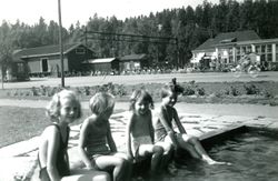 Stasjonsparken fra Kvernkallbassenget mot Strømmen stasjon 1955. I venstre bildekant ligger drosjebua, videre pakkhuset, privetet fra 1853, stasjonsbygningen fra 1902 og sist hus over trappenedgang til fotgjengerundergangen.