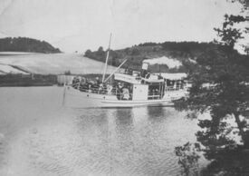 Et fulllastet fartøy i Vestfosselva. Foto: Eiker Arkiv