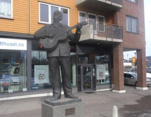 Statue Alf Prøysen Mosenteret i Nittedal.jpg