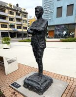 Statue av fotballspilleren Ole Gunnar Solskjær i sentrum av fødebyen, utenfor Campus Kristiansund på Kirklandet. Foto: Vidar Skoglund (2026)