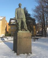 Roald Amundsen-monumentet i Tønsberg. Foto: Stig Rune Pedersen (2012).