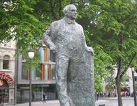 Statue av Carl Joachim Hambro ved Eidsvolls plass, avduket 1995. Foto: Stig Rune Pedersen