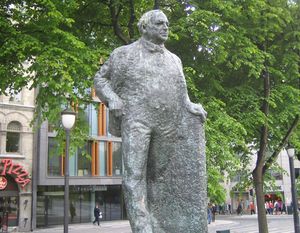 Statue av Hambro ved Stortinget 2005.jpg