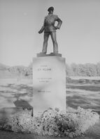 Statue av Leif Welding Olsen i Horten. Foto: Ukjent/Nasjonalbiblioteket