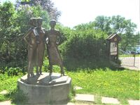 Statue av søstrene Egeberg på Bogstad gård (2000). Foto: Stig Rune Pedersen