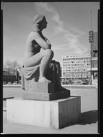11. Statue foran Rådhuset av Emil Lie - no-nb digifoto 20150206 00075 NB MIT FNR 15962 B.jpg