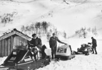 Frå ein snøscootertur til støylen Stridsmi i 2004. Torleiv Nybu er lengst til høgre, Torleiv O. Stavenes (Nordstog) lengst til venstre, og køyraren i midten er Olav A. Byklum. Bilete frå Torleiv O. Stavenes.