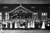 Elever ved Sten skole lytter til 17. mai-talen i 1910. Noen er mer opptatt av fotografen.