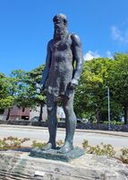 Bronseskulptur 'Steinaldermannen' (1989) på Randaberg. Foto: Joshua K. P. Warren (2025).