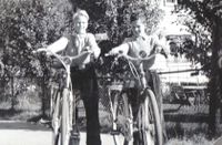 Steinar og Jan Johansen klar for sykkeltur 1952