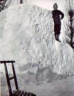 Steinar snøborg 1951. Nok å bygge av!