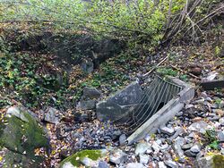 Steinbekken ledes ned i sluk ved Sørjordet.