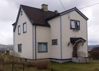 Villa i Steinborgveien. I 2013 ble det bygd tre nye eneboliger i hagen til denne eiendommen. Foto: Trond Nygård (2014).