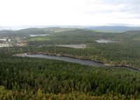 Steinbruvannet i Alnavassdraget, bak Huken pukk- og asfaltverk og litt av bebyggelsen på Ammerud. Foto: Stig Rune Pedersen (2014).