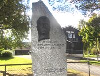 Bauta utenfor Veggli skole til minne om spelemannen Steingrim Haukjem (1897-1968). Foto: Stig Rune Pedersen