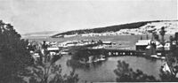 Steinkjer. Brua og Holmen sett fra Sørsibakken 1902. I Bakgrunnen Eggebogen uthavn. Til høyre i bildet skimtes master fra fartøy som nok ligger til kai ved Grindbergs anlegg i elva.