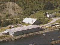 Steinkjer Boligindustri ved Bogakaia i Eggebogen - etablert som ferdighusfabrikk i Steinkjer 1946. Produksjonen startet 1947 i brakka som ble bygd 1940 for å huse transittvarer fra Sverige og Finland. I en perioden huset den også Frelsesarmeens søndagsskole i Eggebogen.