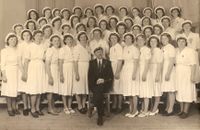 Steinkjer Damekor 1947. Anledningen er sangerstevne på Steinkjer i regi av Trøndelag Arbeiderkorforbund, arrangert av Steinkjer Damekor og Steinkjer Arbeiderkor. Ukjent fotograf.