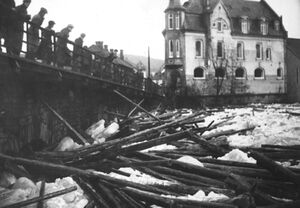 Steinkjerbrua med is og tømmer.jpeg