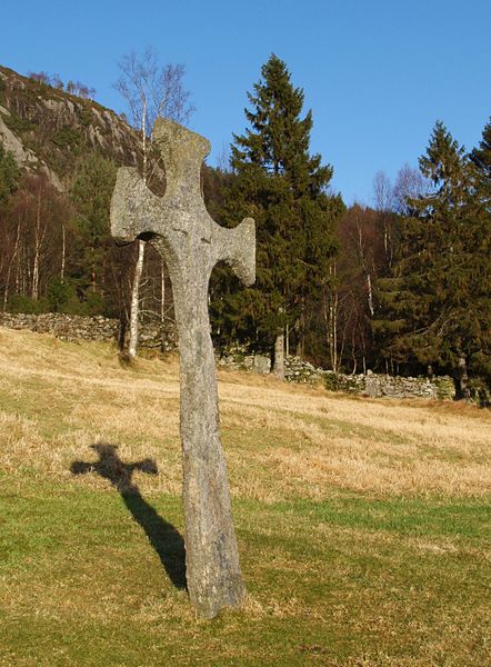 Fil:Steinkrossen på bakkehellinga, Eivindvik.jpg