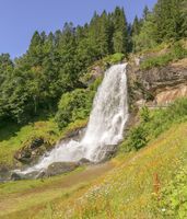 Steinsdalsfossen med gangvegen på baksida. Foto: Leif-Harald Ruud (2022)