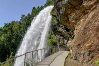 På stien bak fossen kan ein gå tørrskodd.