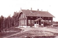 På taket av Sten skole ved Skedsmo kirke ble det rigget opp et antenneanlegg som sto i forbindelse med antennene på Riis og med fjellanlegget i ”Kathedralen”. Dette bildet viser skolen rundt 1930. Foto Akershusbasen.