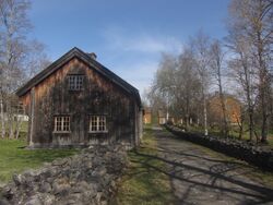 Bygningen nærmest på bildet er bryggerhuset, opprinnelig våningshus på Grav i Vestre Toten, flyttet til Stenberg ca. 1820. Foto:Stig Rune Pedersen, 2012.
