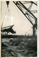 Stenbocken løftes opp av Glomma. Foto: Fredrikstad museum.