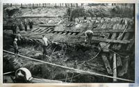 Stenbocken lagt på land utenfor bymurene. Foto: Fredrikstad museum.