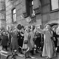 7. mai 1945, andre verdenskrig er slutt. Glade mennesker vinker med svenske og norske flagg. Foto: Aftonbladet