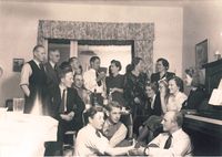 Gerd og Alf Pettersen i privat sammenkomst 28.08.1943, med flere medlemmer i Carl Fredriksens Transport. Bildet er tatt i leiligheten som familiene Larsen og Pettersen delte på Abrahamsberg i Stockholm, i bydelen Bromma. Foto: I privat eie (1943)