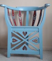 "Jordestol" i same farge og stilart som framskåpet og kråskapet.