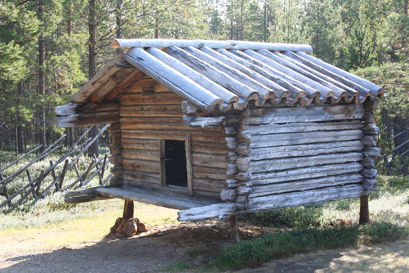 Fil:Storage hut in Sami Museum.jpg