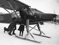 Svensk Røde Kors fraktet sårede til Kiruna i sine Storchfly innredet for ambulaseflyging.