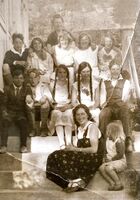 Janna Jacobsen Lie står øverst på verandatrappa på Store Li. En skoleklasse fra Klemetsrud skole feirer St.Hansaften 1931. Eldste datter Asbjørg, sitter foran.