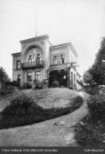 En gammel løkkebygning ligger som en fløy til villaen Store Munkengen. Foto: Fritz Holland (1914)