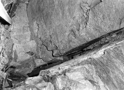 Store slepper og sprekker inne i fjellet.