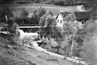 Storebrua var bygd i 1931 og dette bildet er frå ein gong på 1930 talet. Til høgre ser me Ysteriet som og var bygt mellom 1925 og 1930.