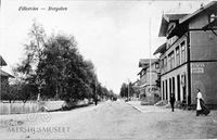 Storgata i 1900. Apoteket til høyre i bildet.