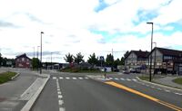 Rundkjøring i kryss med Sagvollvegen. Jernbanestasjonen til venstre. Foto: Tor Olav Haugland (2022).